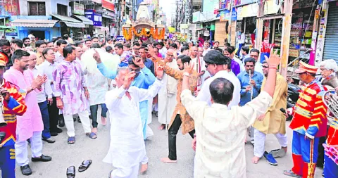 వైభవంగా జైనుల శోభాయాత్ర