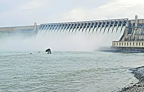 Floods continue in Krishna and Godavari