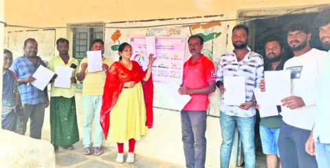 రాజకీయ నాయకులతో సమీక్ష 
