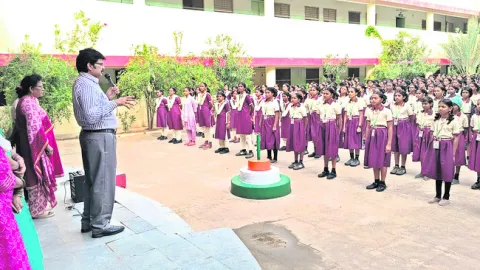 తరగతి గదులకు తలుపుల్లేవు సార్‌