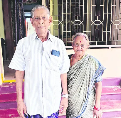 కళ్లలో కారం కొట్టి  బంగారం గొలుసు చోరీ