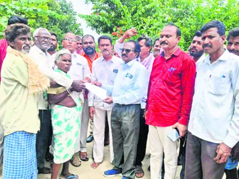 యూరియా అందజేయాలని రైతుల ధర్నా