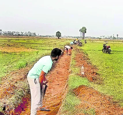 ఉపాధి నిధులు బొక్కేశారు..!