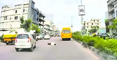 బస్సులోంచి పడి.. కేర్‌ టేకర్‌కు గాయాలు