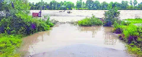 వర్షానికి తెగిపోయిన రోడ్లు