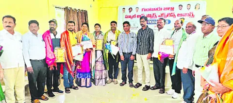 పాఠశాలలకు బహుమతులు   