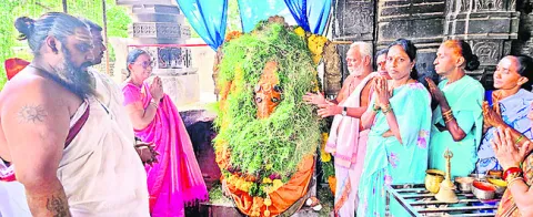 వేయిస్తంభాల గుడిలో డుండి గణపతిగా అలంకరణ 