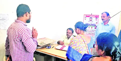 ‘డబుల్‌’ ఇళ్ల పంపిణీలో వసూళ్లు ?
