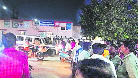 పోలీస్‌స్టేషన్‌ వద్ద టీడీపీ నాయకుల బాహాబాహీ 