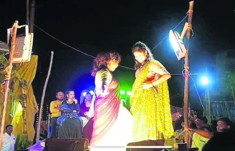 పోలీసుల సమక్షంలో రికార్డింగ్‌ డ్యాన్స్‌ 