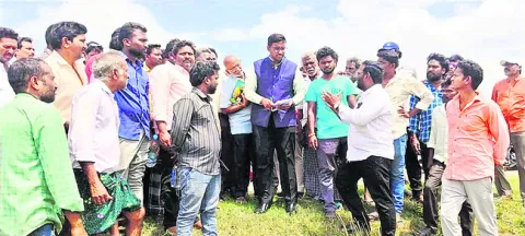 మా అందర్నీ జైల్లో వేయండి 
