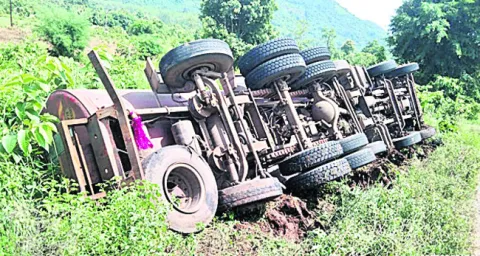 లారీ బోల్తా