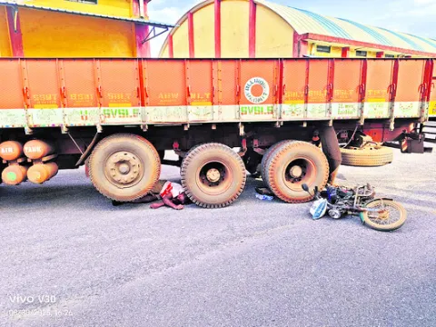 లారీ చక్రాల కింద నలిగిన ప్రాణం 