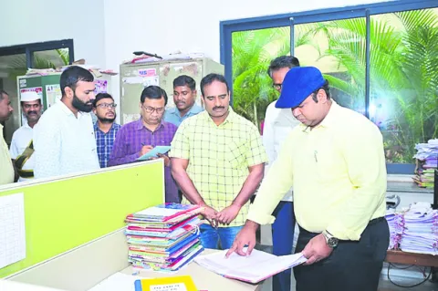 పనిచేయని వారిని ఇంటికి పంపండి