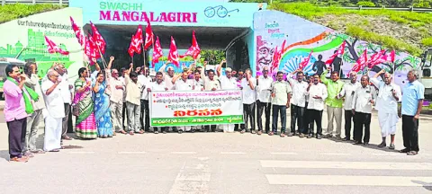 ఆర్‌బీకేల ద్వారా యూరియా సరఫరా చేయాలి 