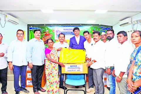 వరద బాధితులకు సామగ్రి పంపిణీ 