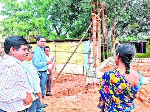 ఇందిరమ్మ ఇళ్ల నిర్మాణాలు పూర్తి చేయాలి 