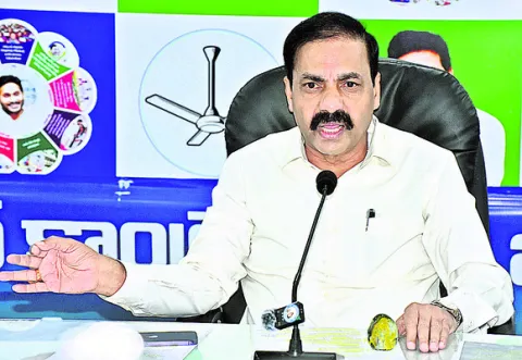 రైతుకు యూరియా ఇవ్వలేని విజనరీ చంద్రబాబు 