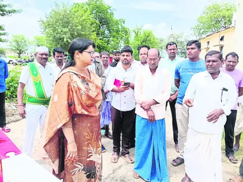 వరద ప్రభావిత ప్రాంతాల్లో కలెక్టర్‌ 