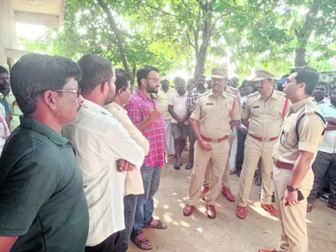 యూరియా కేంద్రాల వద్ద పోలీస్‌ బందోబస్తు