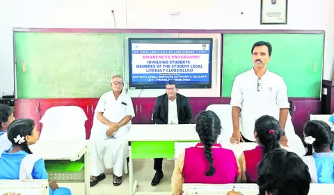 కాశీనగర్‌లో న్యాయ చట్టాలపై అవగాహన