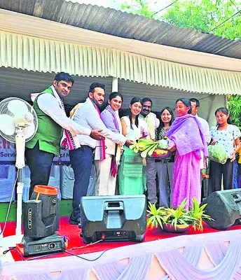 20 మంది విద్యార్థులకు స్కాలర్‌షిప్‌ అందజేత