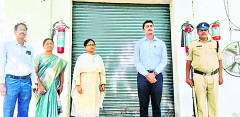 ఈవీఎం గోదాములను తనిఖీ చేసిన కలెక్టర్‌ 