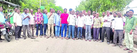 ‘కార్మికులు పస్తులు ఉంటున్నారు’