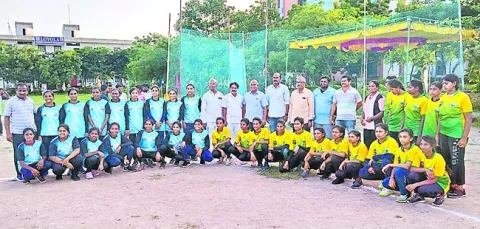 హోరాహోరీగా సాఫ్ట్‌బాల్‌ పోటీలు 