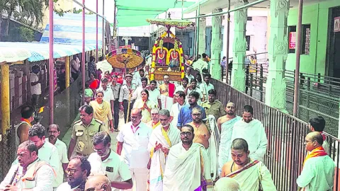 తిరుచ్చి వాహనంపై ఊరేగింపు 