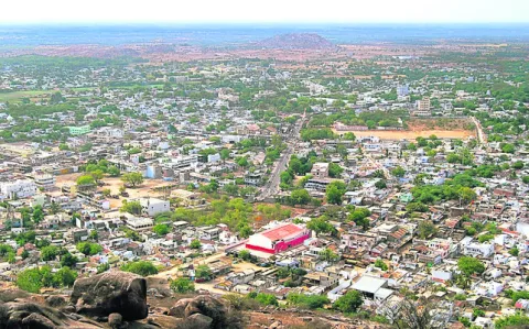 భవనాలు ఎక్కువ.. రాబడి తకు్కవ!