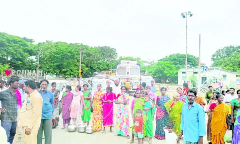 గాడితప్పిన పల్లె పాలన