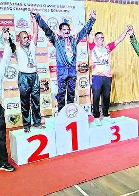 జాతీయస్థాయి పవర్‌లిఫ్టింగ్‌ పోటీల్లో శ్రీనివాస్‌ ఘనత 