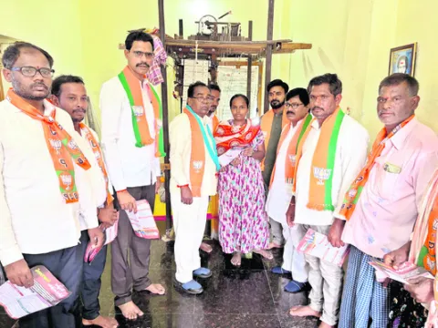 అభివృద్ధిని ఇంటింటా వివరించండి 