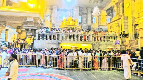యాదగిరి క్షేత్రంలో భక్తుల సందడి