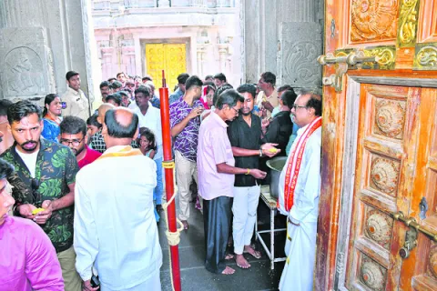ప్రతి భక్తుడికి 30గ్రాములకు తగ్గకుండా ప్రసాదం