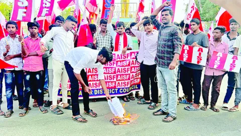 విద్యార్థుల గొంతు నొక్కేందుకే జీఓ 