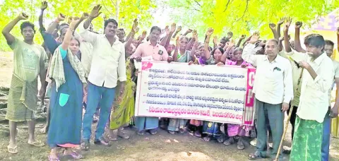 గిరిజన రైతులకు పట్టాలివ్వాలి