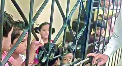 అంగన్‌వాడీలో చిన్నారులు బందీ
