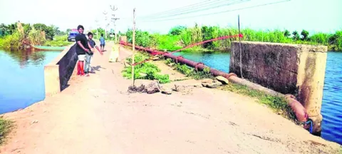 కుంగిన వంతెన.. నిలిచిన రాకపోకలు 