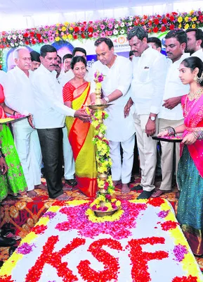 కాంట్రాక్టర్ల కోసమే కాళేశ్వరం నిర్మించారు