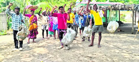 రేషన్‌ కావాలంటే 4 కిలోమీటర్లు నడవాలి 