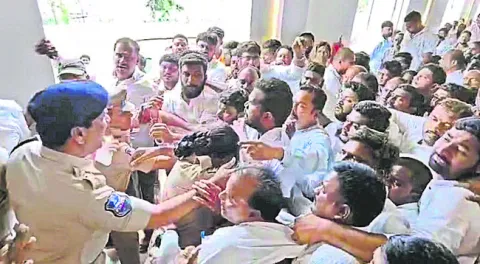గజ్వేల్‌లో గందరగోళం
