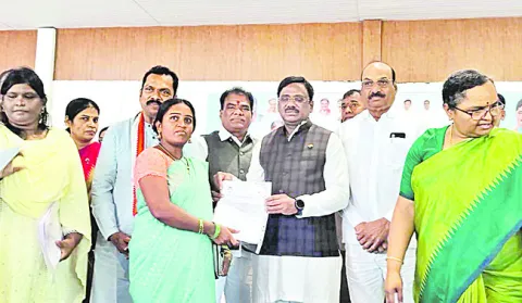 రేషన్‌ కార్డుల పంపిణీ రసాభాస