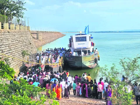 సాగర్‌కు పర్యాటకుల తాకిడి