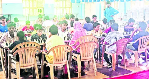 ఉత్సాహంగా చెస్‌ పోటీలు
