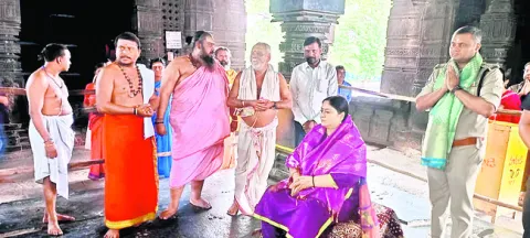 రుద్రేశ్వరున్ని దర్శించుకున్న జైళ్ల శాఖ డీజీపీ