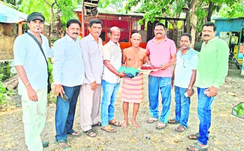 చలించి.. స్నేహితున్ని చేరదీసి