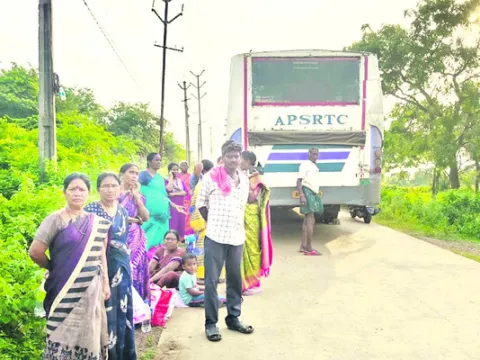 అదుపుతప్పిన ఆర్టీసీ బస్సు 