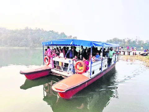 కిన్నెరసానిలో పర్యాటకుల సందడి